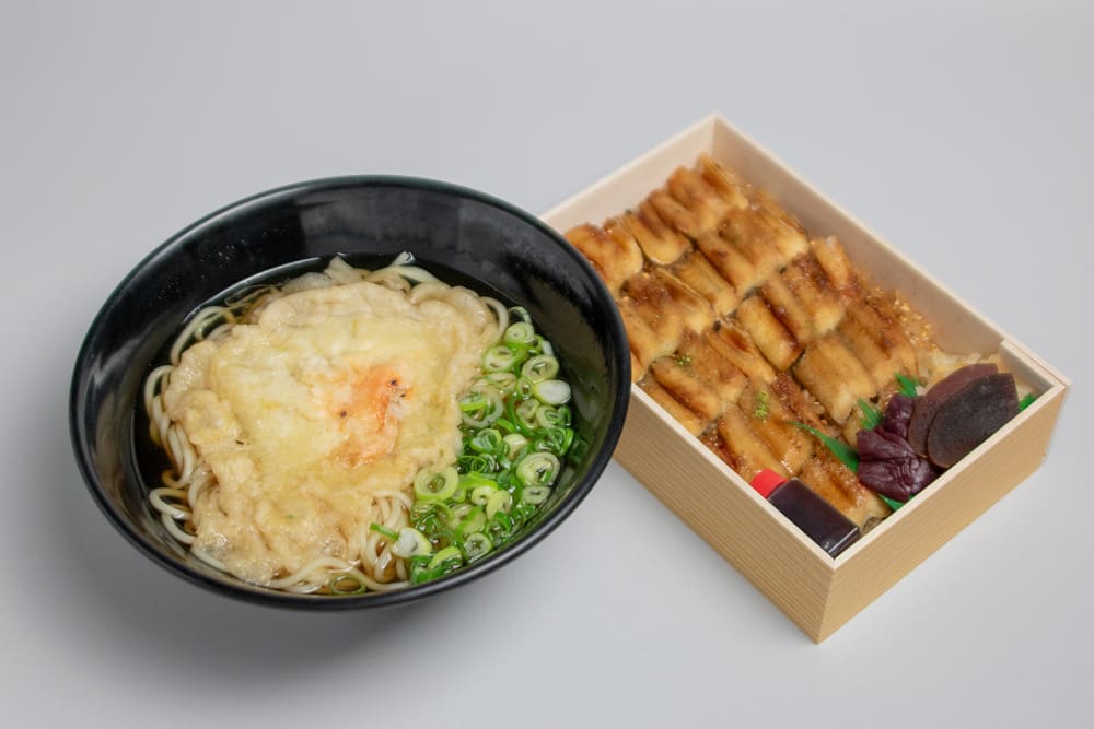 姫路名物まねきのえきそばとたけだの穴子めし